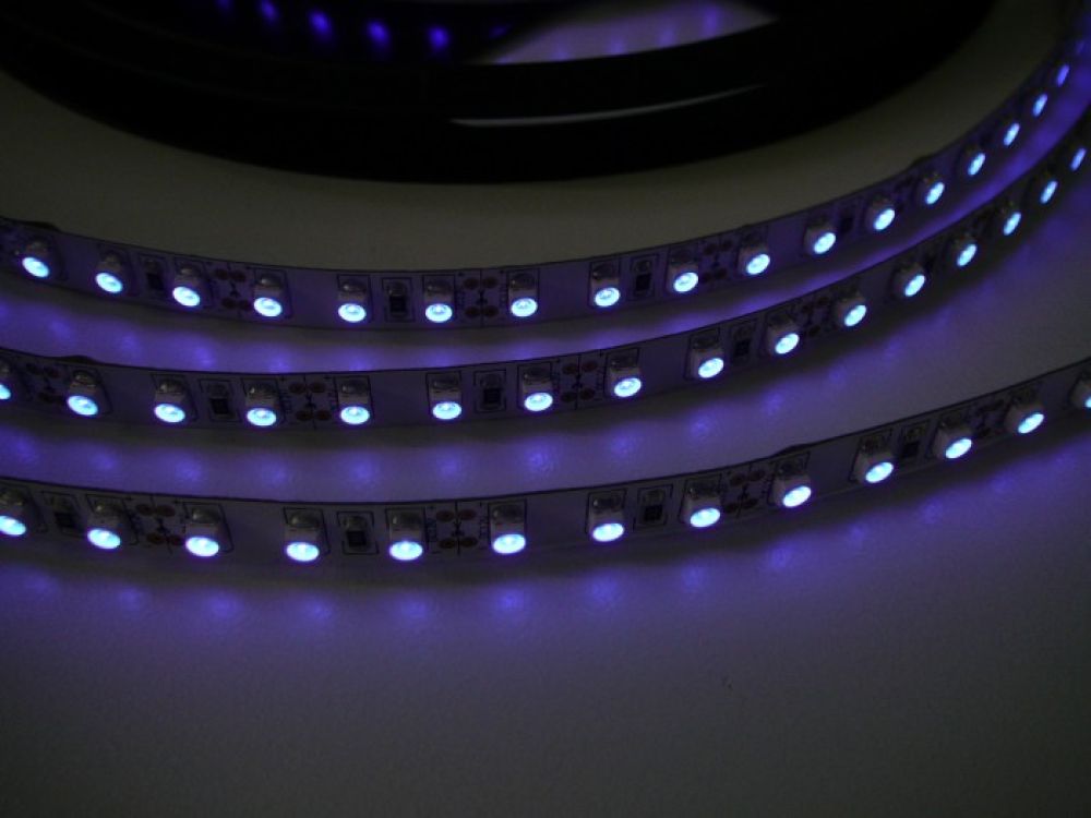 Arote UV LED Strip Schwarzlicht Streifen Band Leiste SMD 3528 UV Licht  Lichterkette Lichtleiste lila, Deko Party, 5M IP20 nicht wasserdicht, 12V  DC : : Beleuchtung