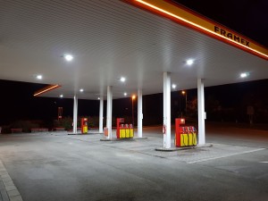 Tankstellebeleuchtung mit kaltweißem Licht